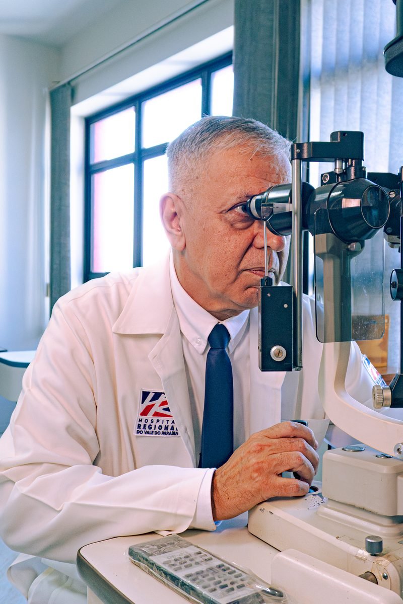 Dr. Ivo Rocha realizando exame em lâmpada de fenda no Centro Oftalmológico de Taubaté